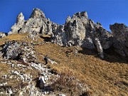 28 Risalendo il Sentiero dei morti impervio e tormentato